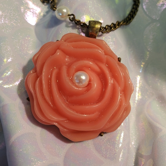 Vintage Avon Acrylic Peach Rose and Faux Pearls Station Necklace Avon NW… - Picture 3 of 8